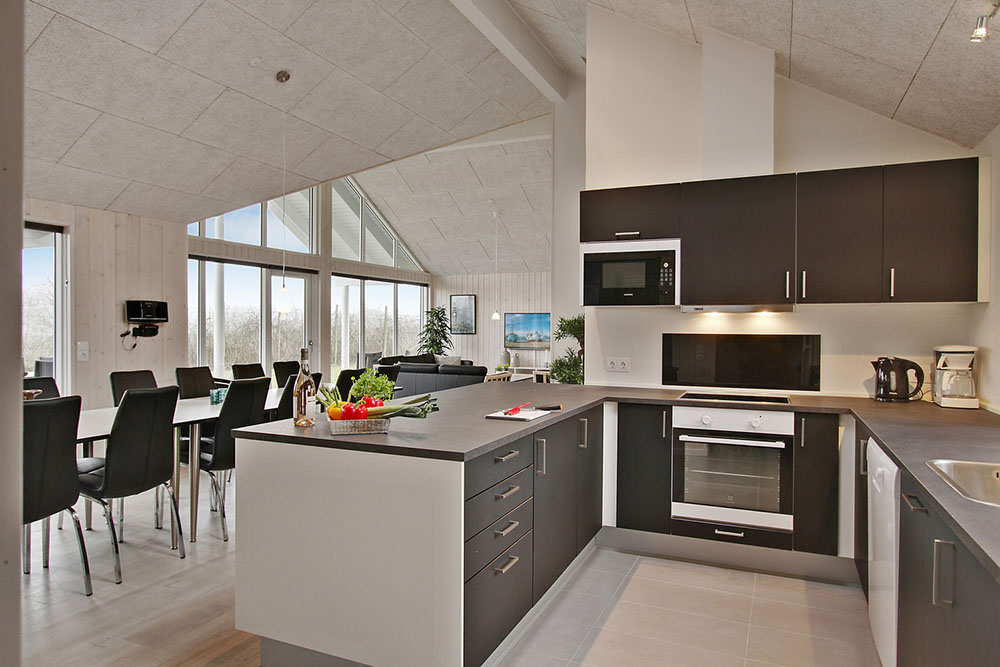 Die Küche in dem Luxusferienhaus Nr. 709 ist so gut ausgestattet, dass man problemlos Mahlzeiten für 16 Personen zubereiten kann.