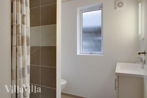 Eines der Badezimmer im Luxusferienhaus Nr. 709