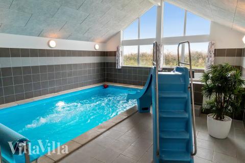 Das Ferienhaus 709 hat einen schicken Poolbereich mit Wasserrutsche, einem geräumigen, eingelassenen Whirlpool und einer Sauna.