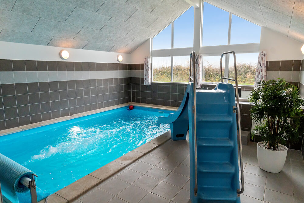 Das Ferienhaus 709 hat einen schicken Poolbereich mit Wasserrutsche, einem geräumigen, eingelassenen Whirlpool und einer Sauna.