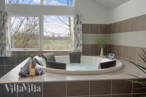 Genießen Sie den warmen Whirlpool im Luxusferienhaus Nr. 710 in Deutschland