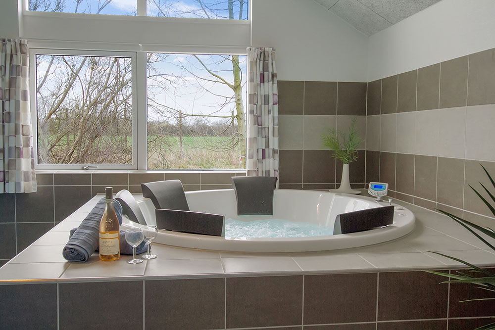 Genießen Sie den warmen Whirlpool im Luxusferienhaus Nr. 710 in Deutschland