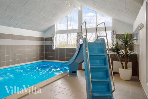 Das Ferienhaus 710 hat einen schicken Poolbereich mit Wasserrutsche, einem geräumigen, eingelassenen Whirlpool und einer Sauna.