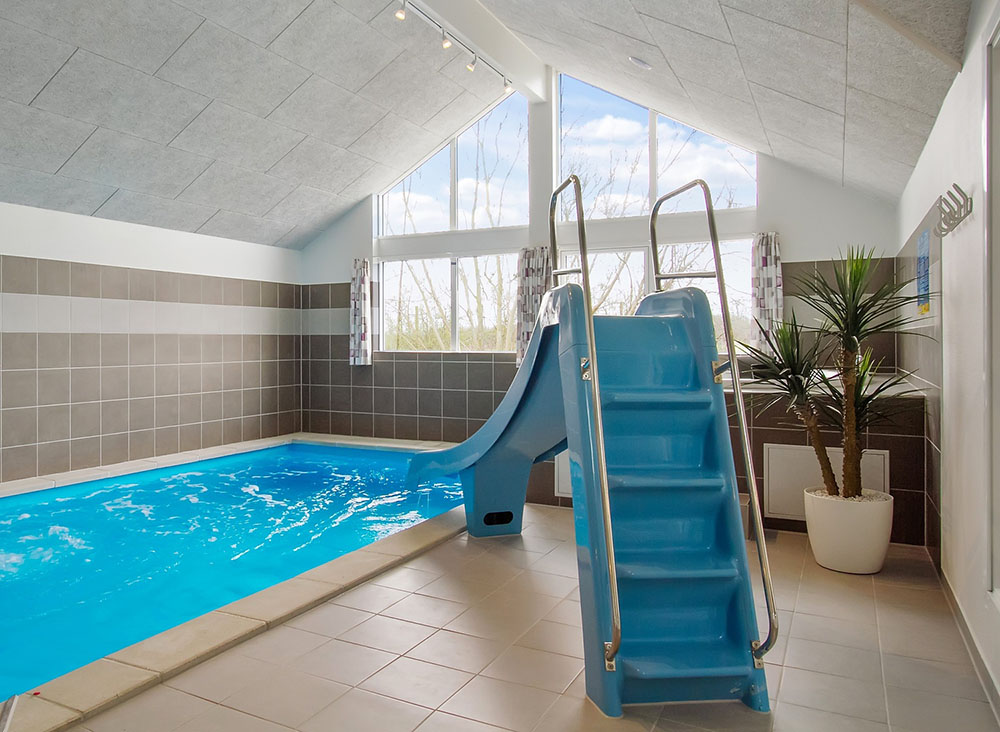 Das Ferienhaus 710 hat einen schicken Poolbereich mit Wasserrutsche, einem geräumigen, eingelassenen Whirlpool und einer Sauna.