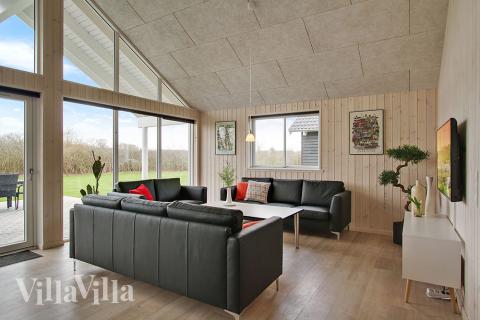 Der große, lichtdurchflutete Aufenthaltsraum im Luxusferienhaus Nr. 710 für 18.