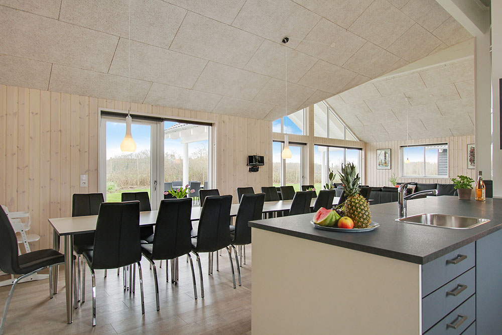 Aufenthaltsraum mit Platz für 18 im Luxusferienhaus Nr. 710.