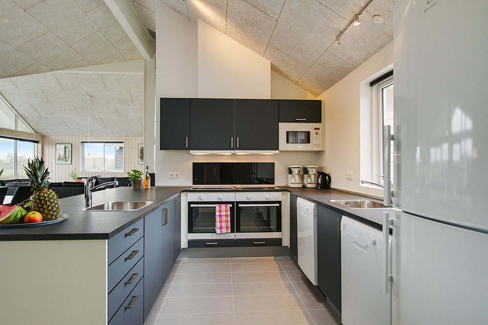 Die Küche in dem Luxusferienhaus Nr. 710 ist so gut ausgestattet, dass man problemlos Mahlzeiten für 18 Personen zubereiten kann.