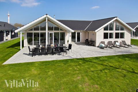 Das Luxusferienhaus Nr. 710 hat eine tolle Terrasse, die mit hochwertigen Gartenmöbeln für 18 Personen ausgestattet ist.