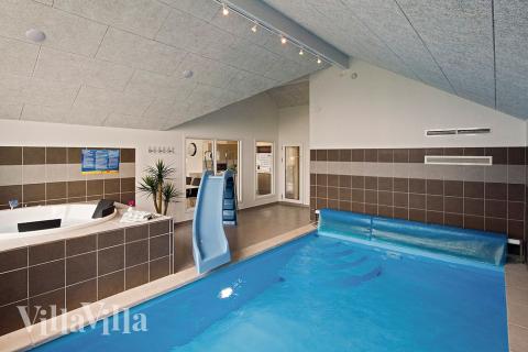 Das Ferienhaus 711 hat einen schicken Poolbereich mit Wasserrutsche, einem geräumigen, eingelassenen Whirlpool und einer Sauna.