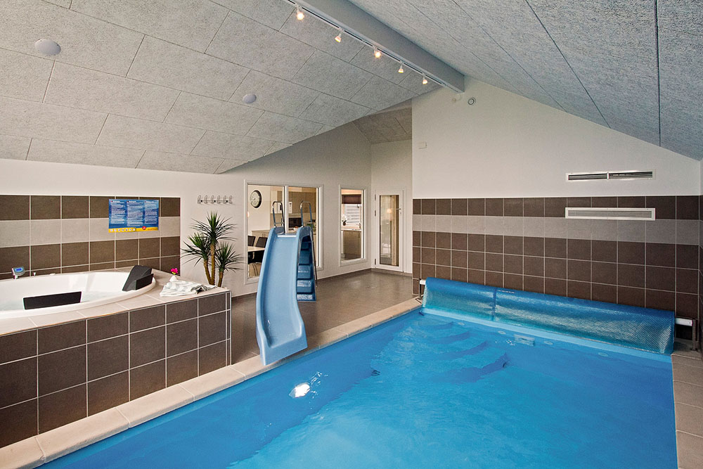 Das Ferienhaus 711 hat einen schicken Poolbereich mit Wasserrutsche, einem geräumigen, eingelassenen Whirlpool und einer Sauna.