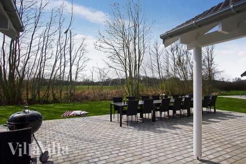 Genießen Sie einen Grillabend auf der Terrasse des Luxusferienhauses Nr. 711 in Deutschland