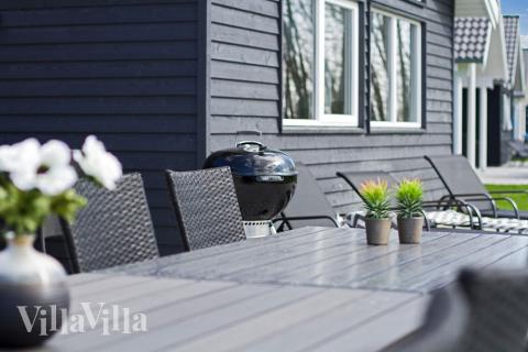 Auf der Terrasse des Ferienhauses Nr. 711 ist Platz für 16 Personen.