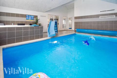 Das Ferienhaus 712 hat einen schicken Poolbereich mit Wasserrutsche, einem geräumigen, eingelassenen Whirlpool und einer Sauna.