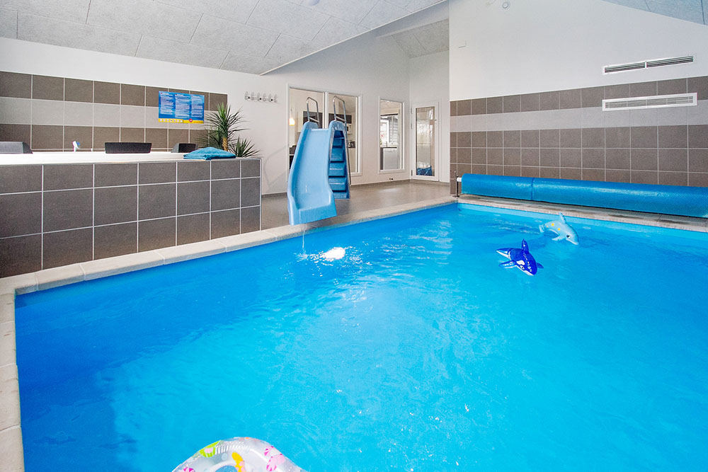 Das Ferienhaus 712 hat einen schicken Poolbereich mit Wasserrutsche, einem geräumigen, eingelassenen Whirlpool und einer Sauna.