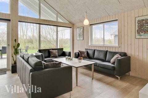 Der große, lichtdurchflutete Aufenthaltsraum im Luxusferienhaus Nr. 712 für 18.