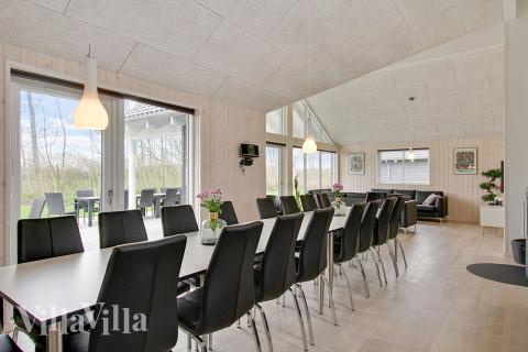 Aufenthaltsraum mit Platz für 18 im Luxusferienhaus Nr. 712.