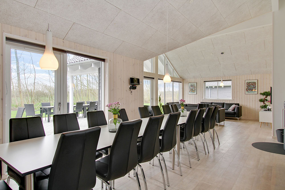 Aufenthaltsraum mit Platz für 18 im Luxusferienhaus Nr. 712.