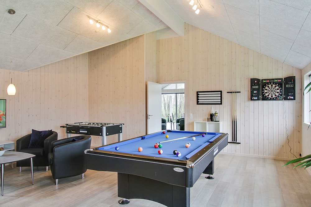 Neben den vielen schönen Stunden, die man im Poolbereich des Hauses verbringen kann, bietet das Luxusferienhaus 712 auch Spielevergnügen bei Billard/Tischtennis und Darts