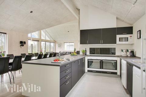 Die Küche in dem Luxusferienhaus Nr. 712 ist so gut ausgestattet, dass man problemlos Mahlzeiten für 18 Personen zubereiten kann.