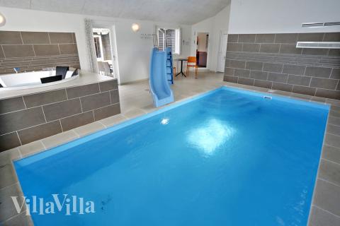 Das Ferienhaus 393 hat einen schicken Poolbereich mit Wasserrutsche, einem geräumigen, eingelassenen Whirlpool und einer Sauna.