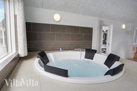 Genießen Sie den warmen Whirlpool im Luxusferienhaus Nr. 393 in Westjütland
