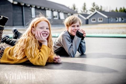 Zu dem attraktiven Ferienhaus Nr. 393 in Westjütland gehört auch ein tolles Angebot im Außenbereich, z. B. Spieleturm und Schaukeln