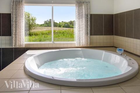 Genießen Sie den warmen Whirlpool im Luxusferienhaus Nr. 395 in Nordseeland