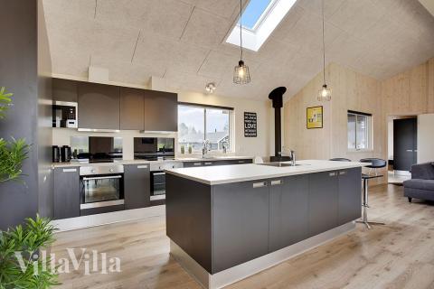 Die Küche in dem Luxusferienhaus Nr. 395 ist so gut ausgestattet, dass man problemlos Mahlzeiten für 20 Personen zubereiten kann.