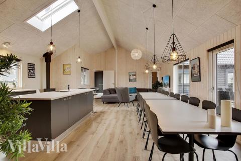 Der große, lichtdurchflutete Aufenthaltsraum im Luxusferienhaus Nr. 395 für 20.