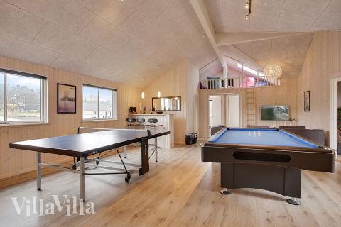 Das Luxusferienhaus 395 für 20 Personen hat einen großen Aktivitätsraum mit u. a. Billard und Darts