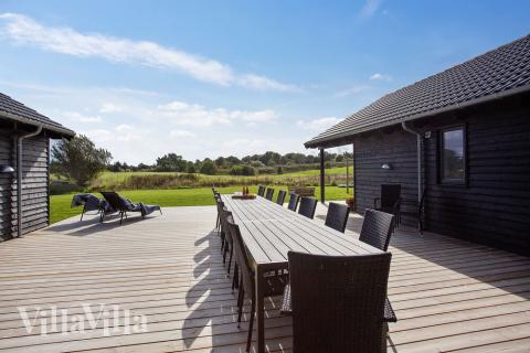 Das Luxusferienhaus Nr. 395 hat eine tolle Terrasse, die mit hochwertigen Gartenmöbeln für 20 Personen ausgestattet ist.