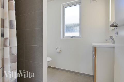 Eines der Badezimmer im Luxusferienhaus Nr. 396