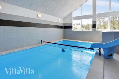 Das Ferienhaus 396 hat einen schicken Poolbereich mit Wasserrutsche, einem geräumigen, eingelassenen Whirlpool und einer Sauna.