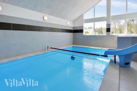 Das Ferienhaus 396 hat einen schicken Poolbereich mit Wasserrutsche, einem geräumigen, eingelassenen Whirlpool und einer Sauna.