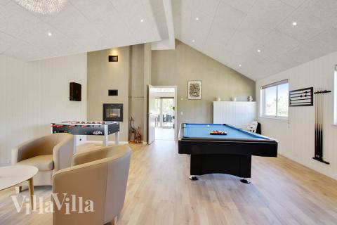 Das Luxusferienhaus 396 für 16 Personen hat einen großen Aktivitätsraum mit u. a. Billard und Darts