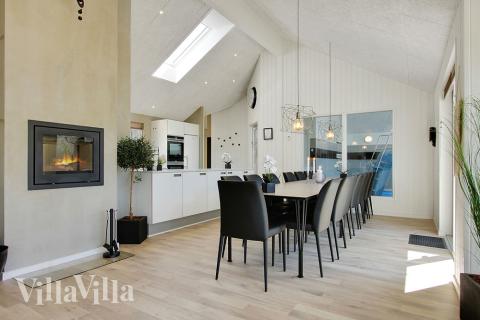 Der große, lichtdurchflutete Aufenthaltsraum im Luxusferienhaus Nr. 396 für 16.