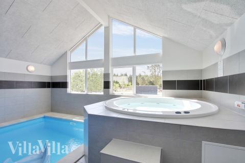 Genießen Sie den warmen Whirlpool im Luxusferienhaus Nr. 396 in Westjütland