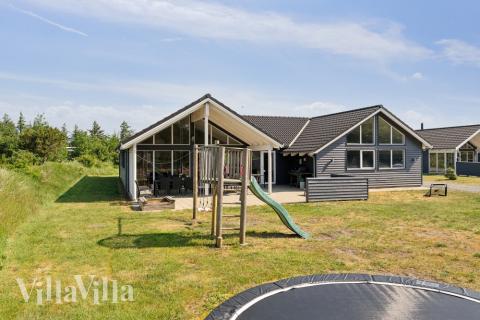 Zu dem attraktiven Ferienhaus Nr. 396 in Westjütland gehört auch ein tolles Angebot im Außenbereich, z. B. Spieleturm und Schaukeln