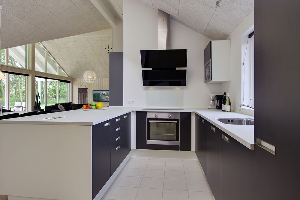 Die Küche in dem Luxusferienhaus Nr. 713 ist so gut ausgestattet, dass man problemlos Mahlzeiten für 16 Personen zubereiten kann.