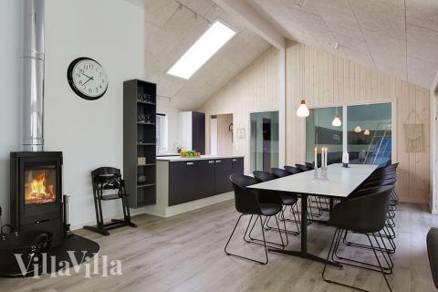 Der große, lichtdurchflutete Aufenthaltsraum im Luxusferienhaus Nr. 713 für 16.