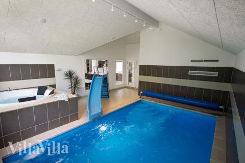 Das Ferienhaus 713 hat einen schicken Poolbereich mit Wasserrutsche, einem geräumigen, eingelassenen Whirlpool und einer Sauna.