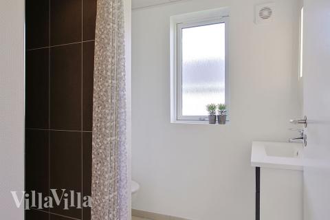 Eines der Badezimmer im Luxusferienhaus Nr. 713