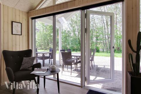 Der Aufenthaltsraum bietet Platz für 16 Personen, wenn ihr das Ferienhaus 713 in Deutschland besucht.