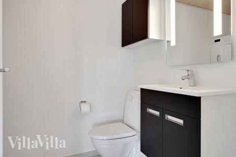 Eines der Badezimmer im Luxusferienhaus Nr. 706