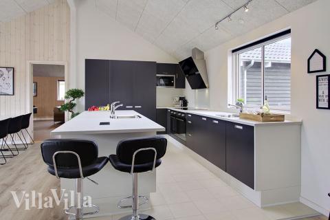 Die Küche in dem Luxusferienhaus Nr. 706 ist so gut ausgestattet, dass man problemlos Mahlzeiten für 24 Personen zubereiten kann.