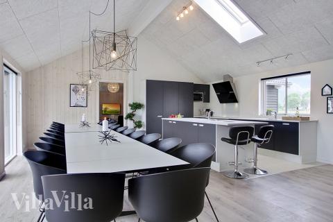 Der große, lichtdurchflutete Aufenthaltsraum im Luxusferienhaus Nr. 706 für 24.