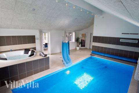 Das Ferienhaus 706 hat einen schicken Poolbereich mit Wasserrutsche, einem geräumigen, eingelassenen Whirlpool und einer Sauna.