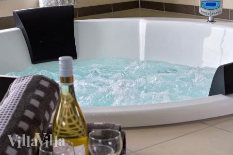 Genießen Sie den warmen Whirlpool im Luxusferienhaus Nr. 706 in Deutschland