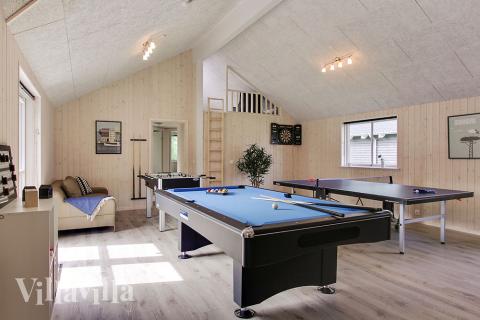 Das Luxusferienhaus 714 für 24 Personen hat einen großen Aktivitätsraum mit u. a. Billard und Darts