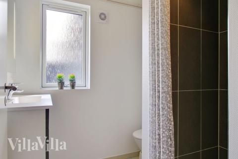 Eines der Badezimmer im Luxusferienhaus Nr. 714